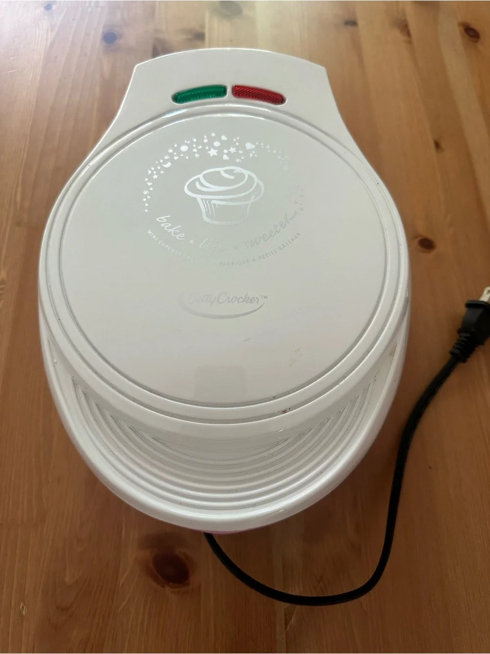 Betty Crocker White Cupcake Maker with Red and Green Indicator Lights